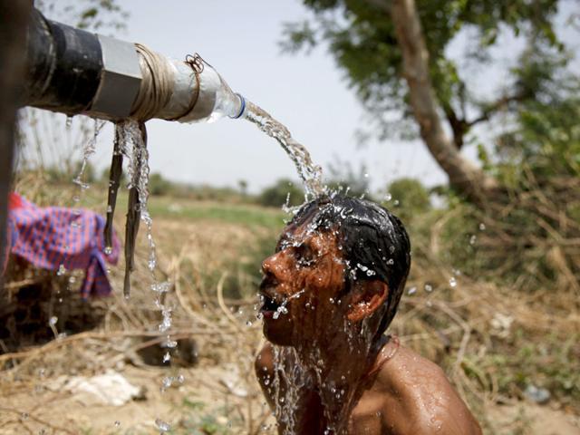 Blazing sun bakes large parts of India, heat wave claims dozens of lives; El Nino effect emerges